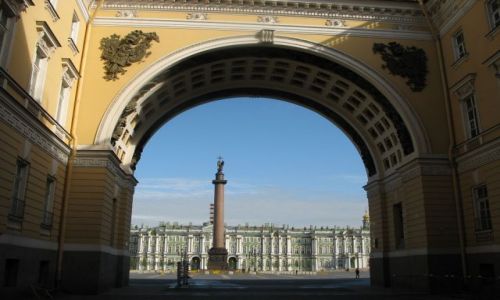 Zdjecie ROSJA / Petersburg / Paac Zimowy / Z paacem Zimowym w tle