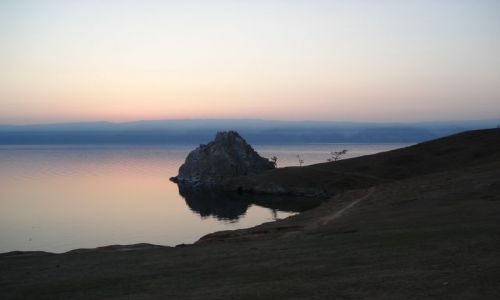 Zdjęcie ROSJA / Irkucka Oblast / Wyspa Olchon / Szamanka po zachodzie słońca