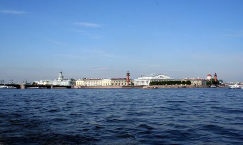 Zdjęcie ROSJA / - / Sankt Petersburg. / Widok z Newy na Plac Bankowy z dwiema kolumnami rostralnymi.