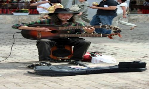 Zdjecie ROSJA / - / MOSKWA - Stary Arbat. / Grajek na Arbacie.