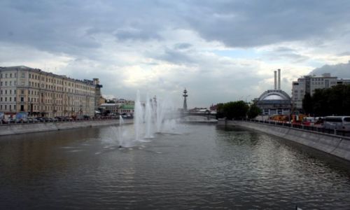 Zdjęcie ROSJA / - / MOSKWA. / Widok z mostu Łużkowa.