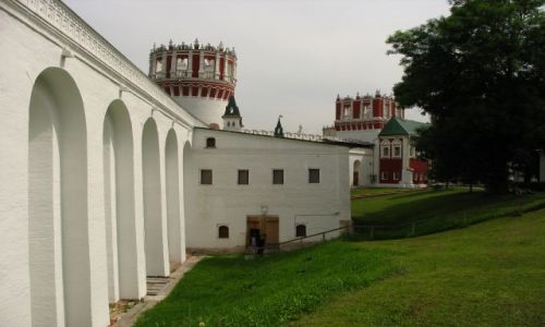 Zdjęcie ROSJA / Moskwa / klasztor Nowodiewiczy (UNESCO) / klasztorne mury