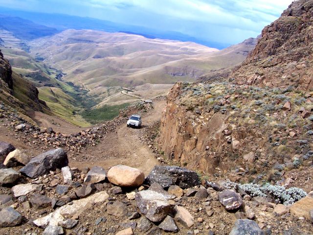 Zdjęcia: granica pomiędzy RPA i Lesotho, Drakensberg, mozolna droga ku przełęczy Sani, RPA Zdjęcia: granica pomiędzy RPA i Lesotho, Drakensberg, mozolna droga ku przełęczy Sani, RPA