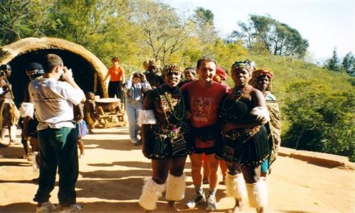 Zdjecie RPA / Kwa Zulu Natal / wioska Zulusw / ogniste tace z Zulusami