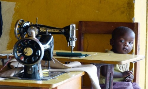 RUANDA / Jezioro Kivu / Kibuye / Maly krawcowy mistrz:-)