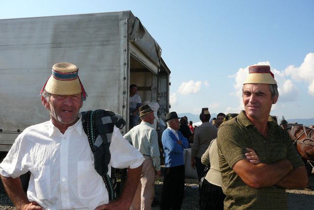 Zdjęcia: targ, Maramuresz, Panowie w kapeluszach, RUMUNIA Zdjęcia: targ, Maramuresz, Panowie w kapeluszach, RUMUNIA