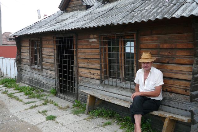 Zdjęcia: przed domem, Maramuresz, kapeluszx, RUMUNIA Zdjęcia: przed domem, Maramuresz, kapeluszx, RUMUNIA