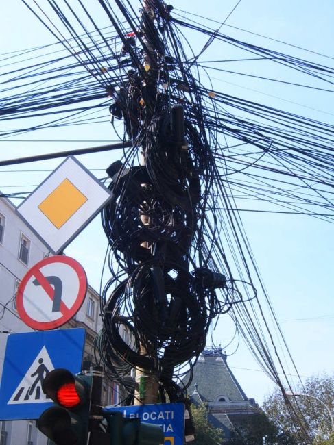 Zdjęcia: Bukareszt, To normalka w Bukareszcie ;-) Splot kabli na prawie każdym słupie., RUMUNIA Zdjęcia: Bukareszt, To normalka w Bukareszcie ;-) Splot kabli na prawie każdym słupie., RUMUNIA
