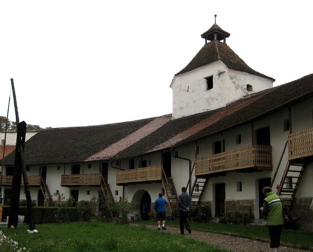 Zdjęcia: Harman, Siedmiogród, zabudowania kościoła warownego w Harman, RUMUNIA Zdjęcia: Harman, Siedmiogród, zabudowania kościoła warownego w Harman, RUMUNIA