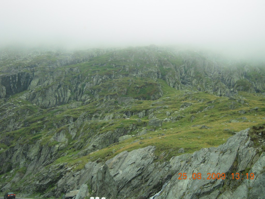 Zdjęcia: Droga Transfogarska, Góry Fogarskie, we mgle, RUMUNIA Zdjęcia: Droga Transfogarska, Góry Fogarskie, we mgle, RUMUNIA