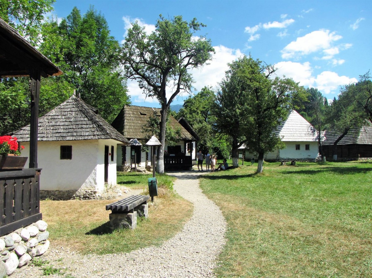 Zdjęcia: Bran, Transylwania, Białe domki, RUMUNIA Zdjęcia: Bran, Transylwania, Białe domki, RUMUNIA