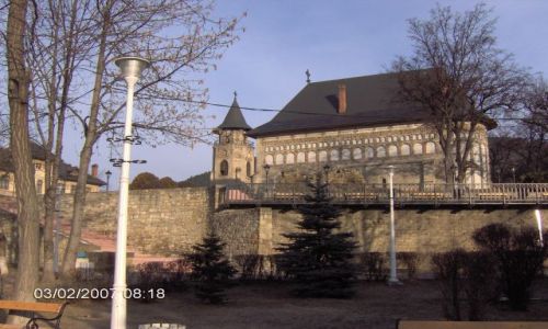 Zdjęcie RUMUNIA / Mołdawia-Karpaty / Piatra Neamt / ZABYTKOWE CENTRUM Z CERKWIA I DZWONNICA Z 1499r.