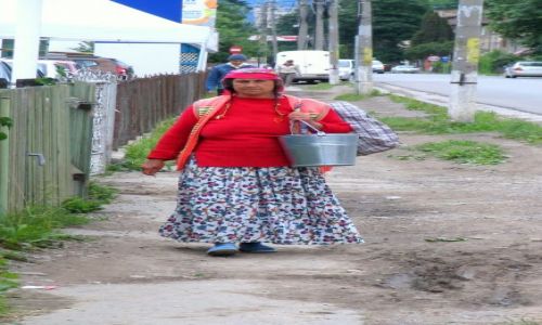 Zdjecie RUMUNIA / Bucovina / miasto / konkurs- Romka szukajaca mleka
