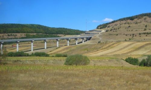 Zdjęcie RUMUNIA / Transylwania / okolica Cluj - Napoka / pejzaż z estakadą