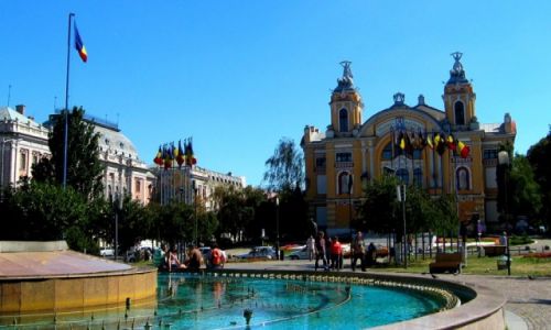 Zdjcie RUMUNIA / Transylwania / Cluj - Napoka / przed Teatrem Narodowym