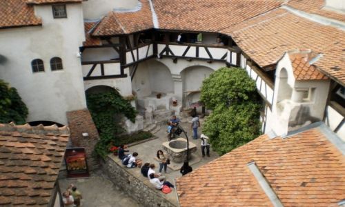 Zdjecie RUMUNIA / Transylwania / Bran / dziedziniec zamku