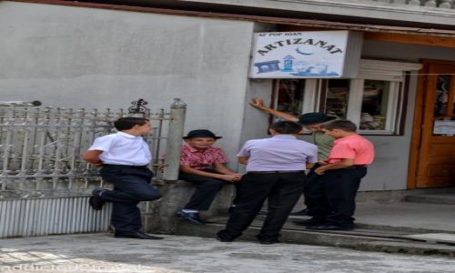 Zdjęcie RUMUNIA / Maramuresz / okolice Certeze / Rumuńscy chłopcy w niedzielny poranek