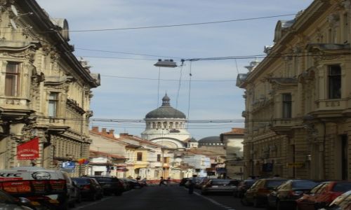Zdjecie RUMUNIA / Transylwania / Klu-Napoka / Ulica lustrzana z widokiem na katedr