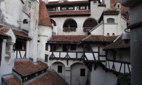Zdjecie RUMUNIA / Transylwania / Zamek Bran / Na dziedzicu w Bran