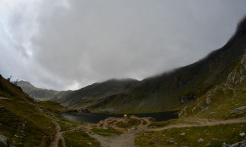 Zdjecie RUMUNIA / karpaty / Przecz Prislop / Jezioro w grach