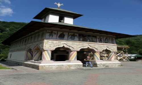 Zdjęcie RUMUNIA / GORJ COUNTY  / BUMBESTI-JI N / KLASZTOR LAINICI