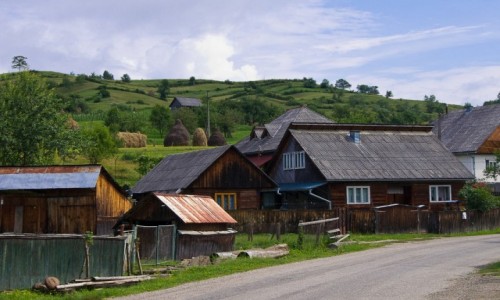 Zdjcie RUMUNIA / Maramuresz / Rozavlea / Wioska po drodze