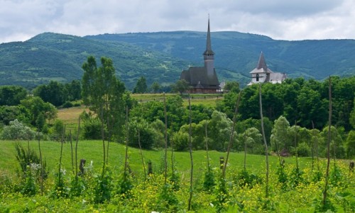 Zdjecie RUMUNIA / Maramuresz / wioska Ieud / Cerkiew na wzgrzu