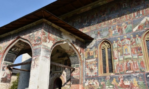 Zdjcie RUMUNIA / Bukowina  / Suczewica / Malowida na zewntrz cerkwi
