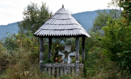 Zdjcie RUMUNIA / Maramuresz / okolice Budesti / kapliczka