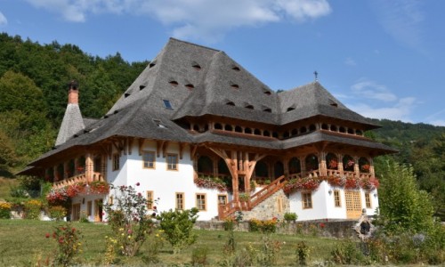 Zdjcie RUMUNIA / Maramuresz / Barsana, Dolina Izy / Budynek w kompleksie klasztornym w Barsanie