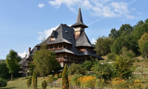 Zdjcie RUMUNIA / Maramuresz / Barsana, Dolina Izy / Budynek w kompleksie klasztornym w Barsanie