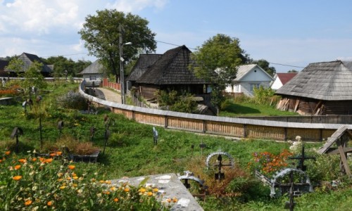 Zdjecie RUMUNIA / Maramuresz / Budesti / Widok na wie od strony cerkwi