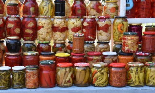 Zdjecie RUMUNIA / Bukowina  / Przy drodze do Suczawy / Przydrona sprzeda domowych przetworw