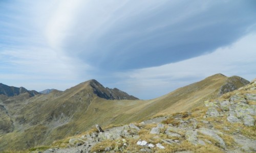 Zdjecie RUMUNIA / Karpaty Rumuskie  / gdzie na szlaku / zakrcona chmura na szlaku...