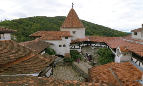 Zdjęcie RUMUNIA / Transylwania  / Bran, zamek hrabiego Drakuli / Widok na dziedziniec