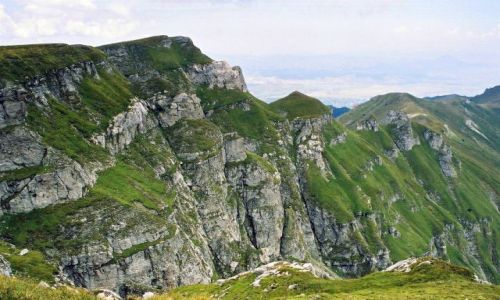 Zdjecie RUMUNIA / góry Bucegi / okolice M. Caraiman widok w stronę doliny rzeki Prahova / wapień i trawki