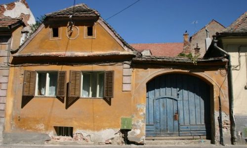 Zdjęcie RUMUNIA / Sibiu / mała uliczka w centrum miasta / Pastelowe ulice