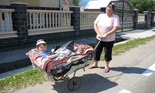Zdjecie RUMUNIA / Maramuresz / targ / Maleki kapelusik