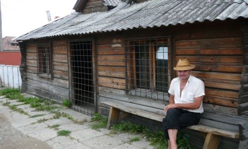 Zdjęcie RUMUNIA / Maramuresz / przed domem / kapeluszx