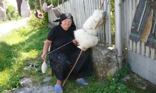 Zdjecie RUMUNIA / Maramuresz / przy drodze / wełna na skarpety zimowe