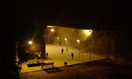 Zdjecie RUMUNIA / Bukowina / Kaczyca (Cacica) / boisko na dnie kopalni soli