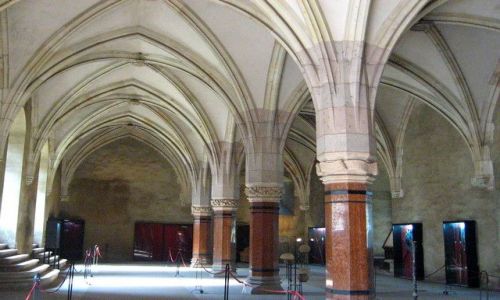 Zdjęcie RUMUNIA / Transylwania / Hunedoara  - Zamek / Sala Rycerska z XV wieku