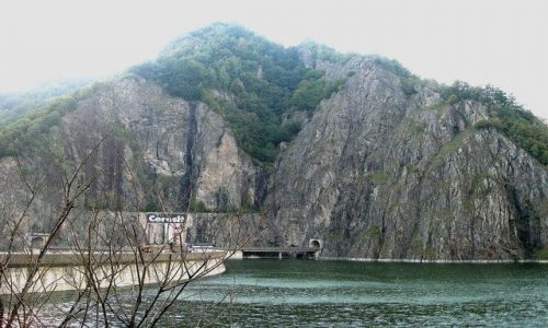 Zdjęcie RUMUNIA / Transylwania / Jezioro Vidraru / Jezioro Vidraru - zapora i góry
