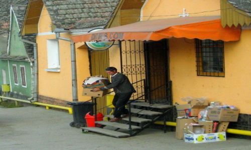 Zdjęcie RUMUNIA / Transylwania / okolice Alba Julia / przed sklepem