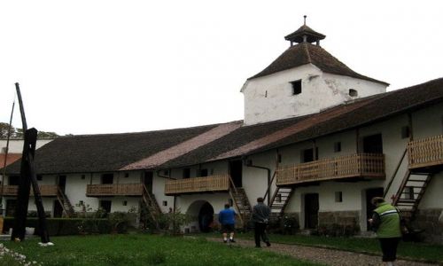 Zdjcie RUMUNIA / Siedmiogrd / Harman /  zabudowania kocioa warownego w Harman