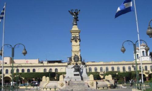 Zdjcie SALWADOR / - / Salwador / Pomnik na rynku w San Salvador