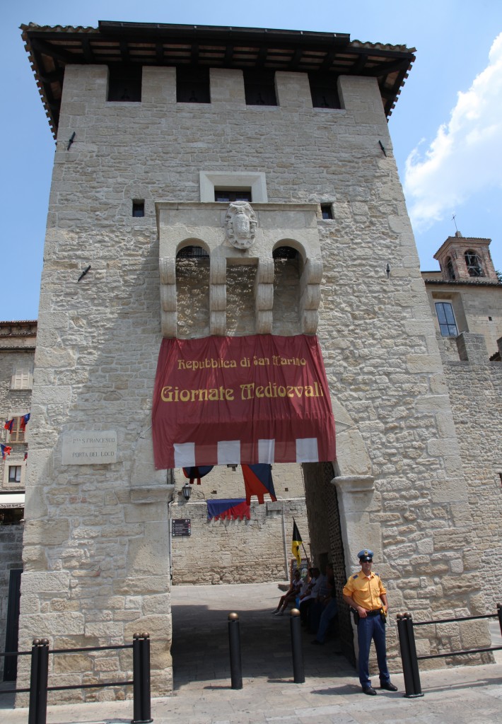 Zdjęcia: Rogatki miasta-państwa, San Marino, Brama, SAN MARINO Zdjęcia: Rogatki miasta-państwa, San Marino, Brama, SAN MARINO