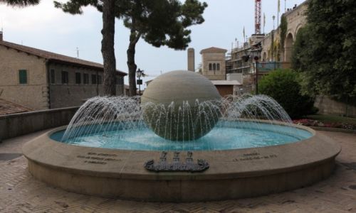 SAN MARINO / San Marino / Centrum miasta / Fontanna