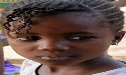 Zdjcie SENEGAL / Poudniowo-wschodnia cz Senegalu / Kedougou / Wascicielka warkoczykw en face