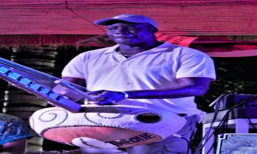 Zdjecie SENEGAL / Cap Skirring / Hotel bdcy wasnoci muzyka / Youssou N'Dour, najbardziej znany muzyk Czarnej Afryki, gra dla nas na korze